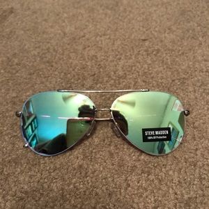 STEVE MADDEN BLUE MIRRORED SUNGLASSES